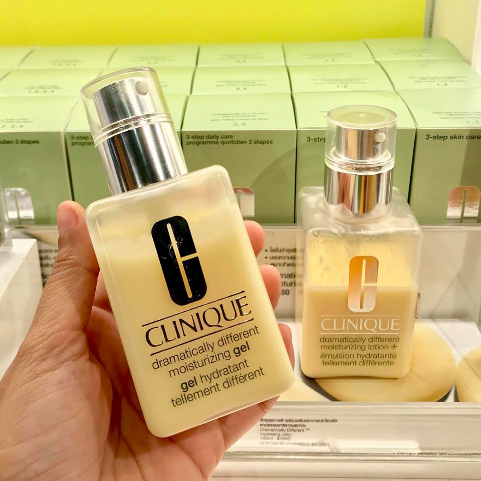  Clinique Dramatically Different Oil Control Gel 115 ml.  มอยส์เจอไรเซอร์สูตรเนื้อเจลนุ่มนวลปราศจากน้ำมัน ซึมเข้าสู่ผิวได้ง่าย สูตรสำหรับผิวมันถึงมันมาก ( ผิวประเภทที่ 3 และ 4 ) ช่วยเพิ่มความสมดุลย์ของความชุ่มชื่นตามธรรมชาติผิวให้สมบูรณ์ เป็นพื้นฐานสำหรับผิวสวยดูสุขภาพดี   ช่วยปรับสมดุลระดับความชุ่มชื่นผิว โดยทำหน้าที่เติมความชุ่มชื่นให้ผิวในระดับสูงได้ยาวนานตลอดวัน (*ให้ความชุ่มชื่นผิวมากขึ้นกว่าสูตรเดิมถึงสองเท่า)