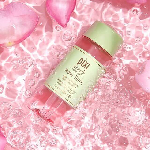 Pixi Rose Tonic 40 ml โทนเนอร์ที่ผสานคุณค่าจากน้ำกุหลาบช่วยปลอบประโลม และเพิ่มความชุ่มชื้นให้ผิว จากวัตถุดิบจากธรรมชาติ 100% ปรับสมดุลระดับ pH ในชั้นผิว ช่วยลดรอยแดงให้สีผิวสม่ำเสมอแลดูกระจ่างใสทั่วใบหน้า สูตรปราศจากแอลกอฮอล์ เหมาะสำหรับผิวทุกประเภทแม้แต่ผิวบอบบางแพ้ง่าย