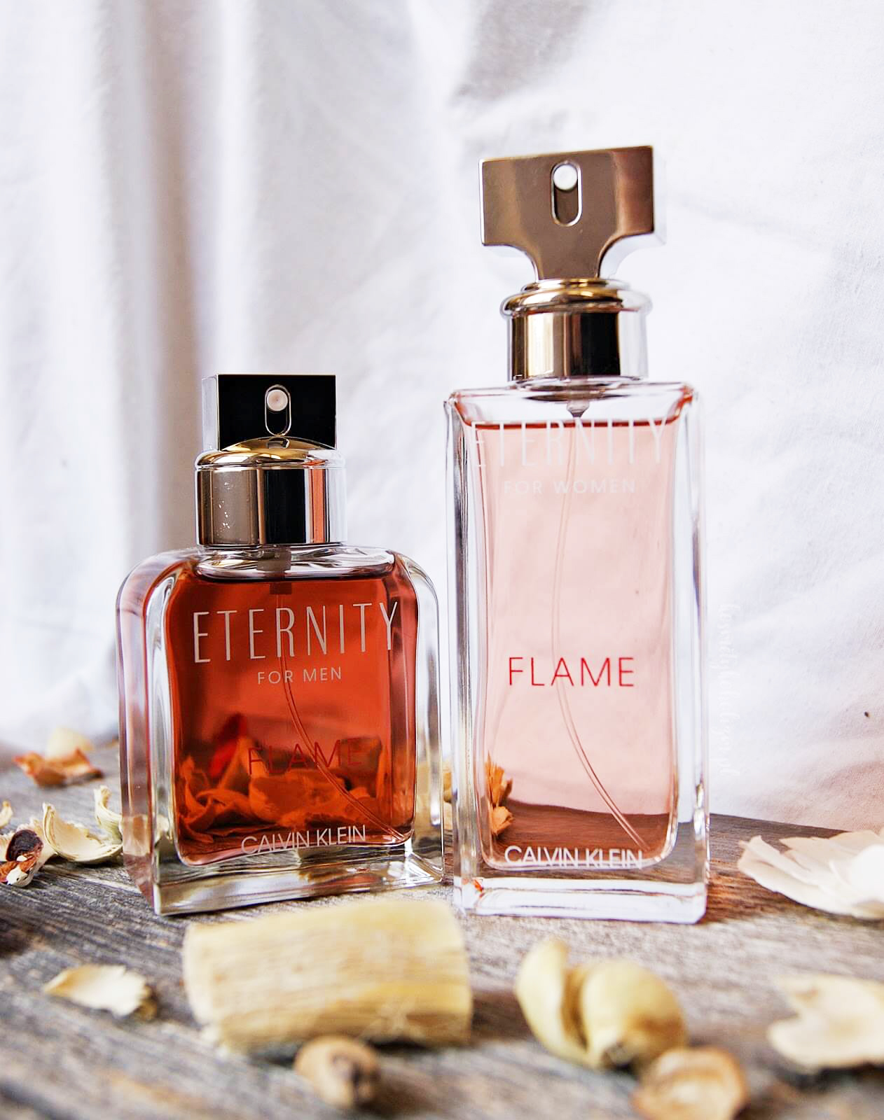 CK Calvin Klein Eternity Flame For Women EDP แพ็คเก็จจิ้งขวดแก้ว ที่สะท้อนถึงความเพรียวของหญิงสาว และสีของน้ำหอมที่สะท้อนถึงยางไม้จามพุ่มกุหลาบหิน สะท้อนได้ถึงหญิงสาวอันเย้ายวนกับภาพลักษณ์ที่อบอุ่น ชวนหลงใหล 